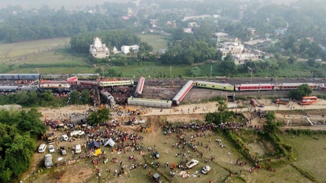 Шавкат Мирзиёев направил соболезнования руководству Индии в связи с железнодорожной катастрофой