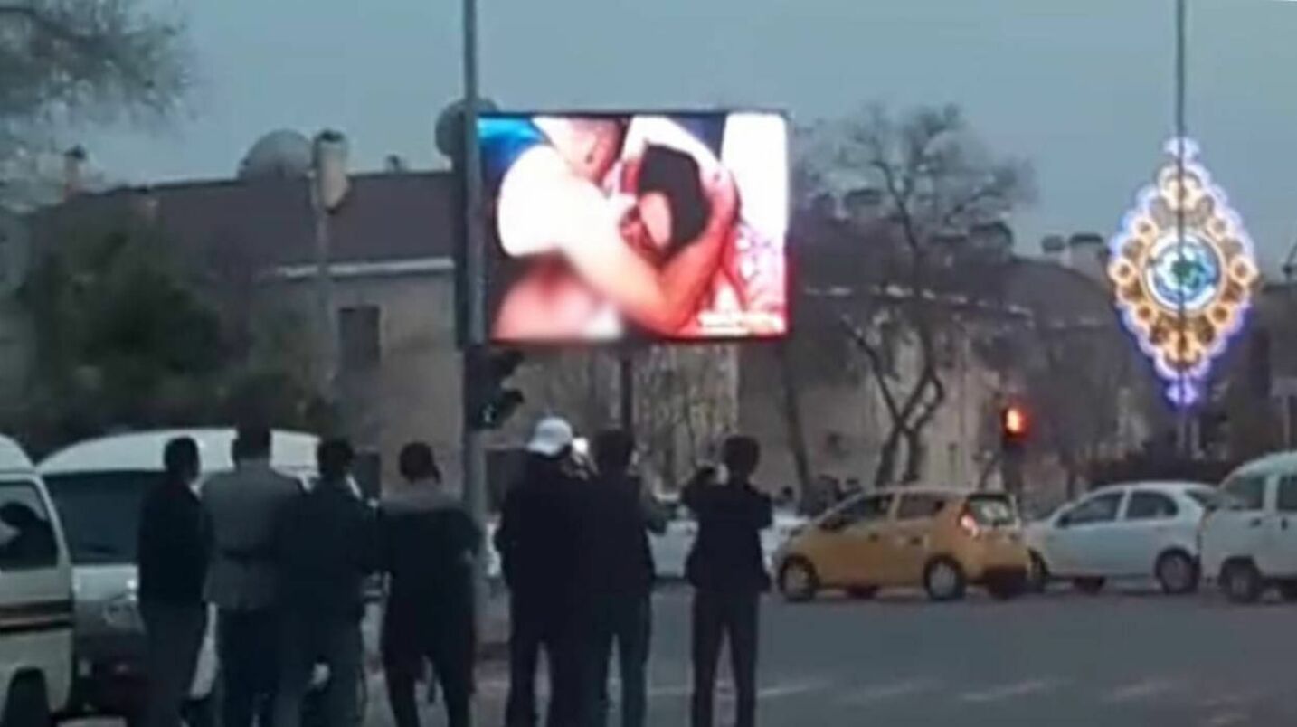 Akamni xotinini porno bilan aldabdi